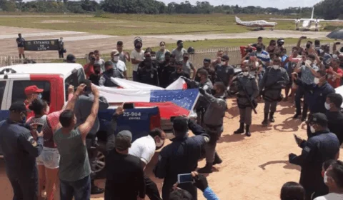 Corpos de policiais que morreram em acidente com lancha em Envira (AM) são trazidos para a capital