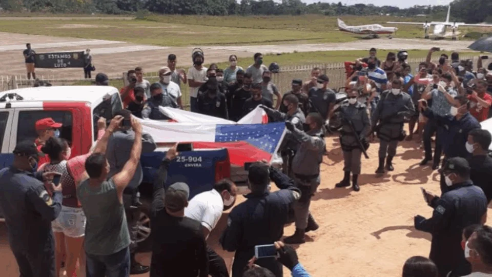Corpos de policiais que morreram em acidente com lancha em Envira (AM) são trazidos para a capital