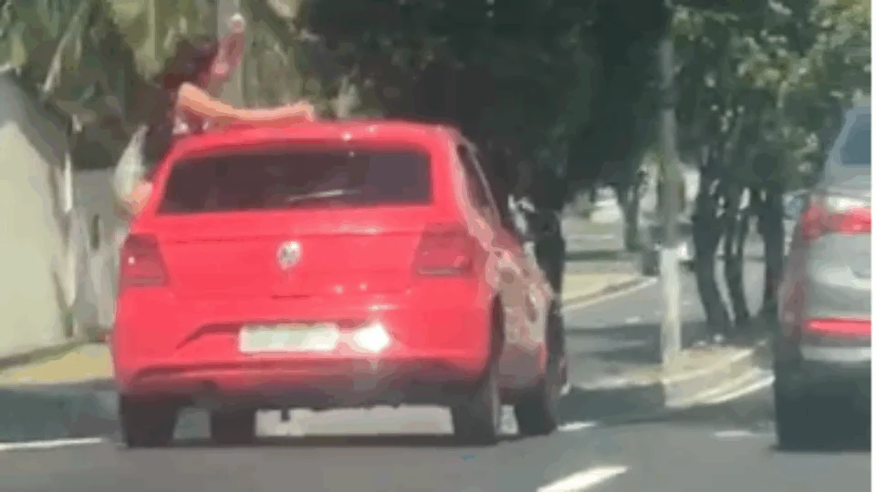 Mulher se arrisca na janela de carro e dança no meio do trânsito em Manaus