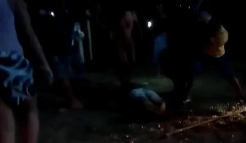 População revoltada tenta matar homem que agarrou criança para estuprá-la