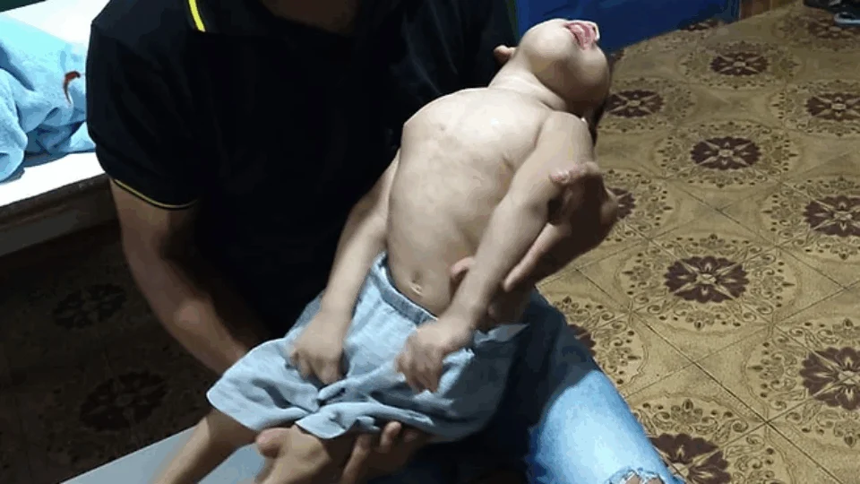 Mãe que abandonou filho deficiente de 2 anos, ainda não foi localizada