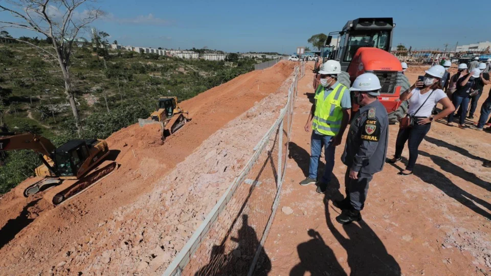 Wilson Lima visita obra de escola de tempo integral em área desocupada no Monte Horebe