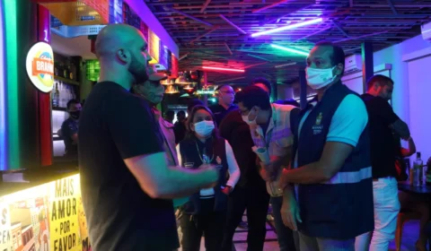 Fiscalização fecha bares e casa de show com grande aglomeração e por descumprimento de decreto, em Manaus