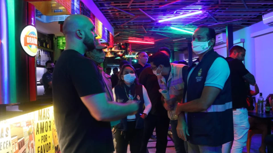 Fiscalização fecha bares e casa de show com grande aglomeração e por descumprimento de decreto, em Manaus
