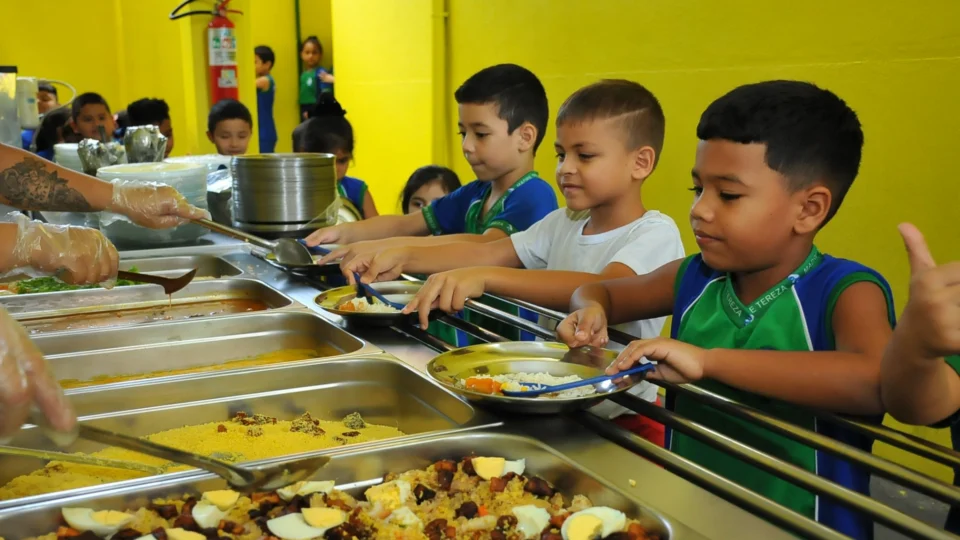 Após anos, Governo do Amazonas homologa nova licitação de alimentação e transporte escolar