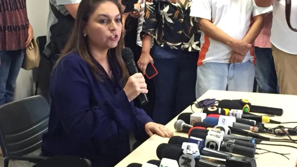  Secretária da Secom nega que marido seja sócio de empresa que vendeu respiradores para o governo do AM