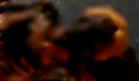 Homem invade cemitério, desenterra corpo da avó morta há 2 anos e é flagrado dançando com o cadáver, em Manaus