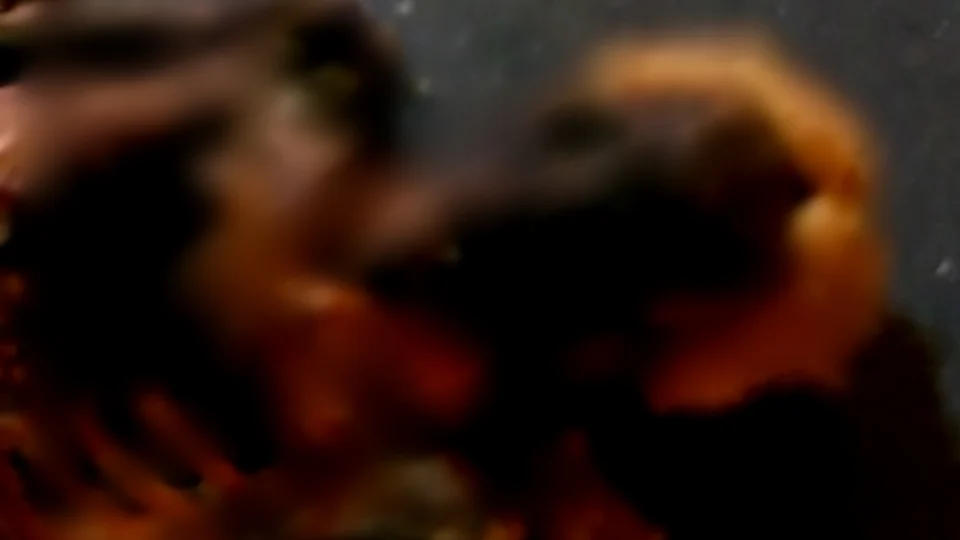 Homem invade cemitério, desenterra corpo da avó morta há 2 anos e é flagrado dançando com o cadáver, em Manaus