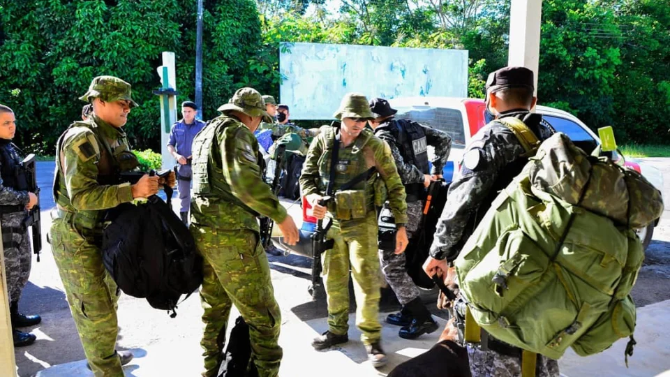 Cães farejadores ajudam em buscas por jovem com Síndrome de Down desaparecido em mata no Amazonas