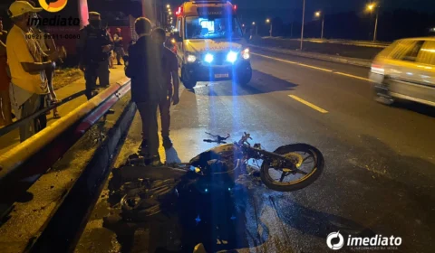 Moto explode após picape jogar motoqueiro na Avenida das Flores, nesta quinta (2) – Veja vídeo