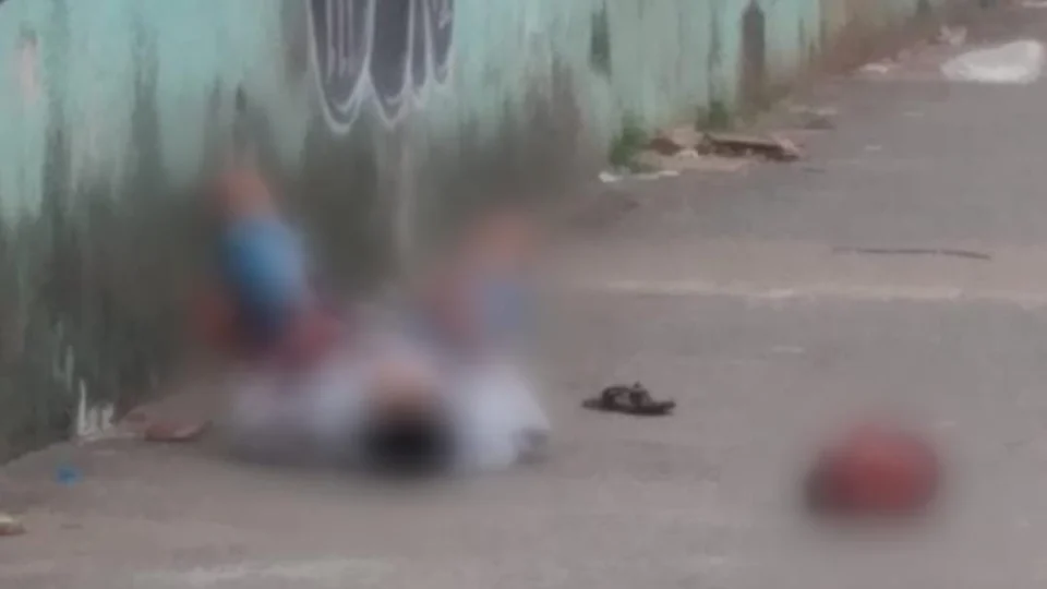 Homem decapita rival e corre com cabeça pela rua; veja o vídeo do fato corrido nesta sexta (3)