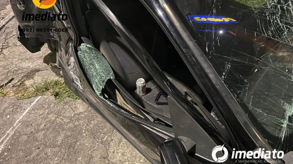 Veja vídeo onde mostra homem tirando lata de cerveja de carro após acidente na Praça 14