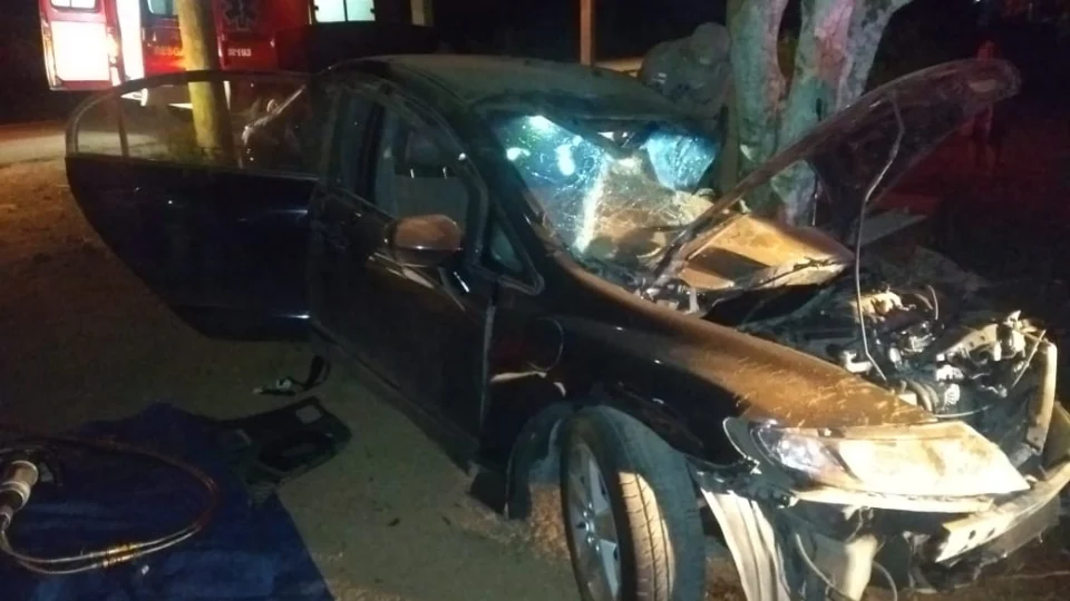 Industriário morre em violenta colisão de carro contra árvore na AM-070