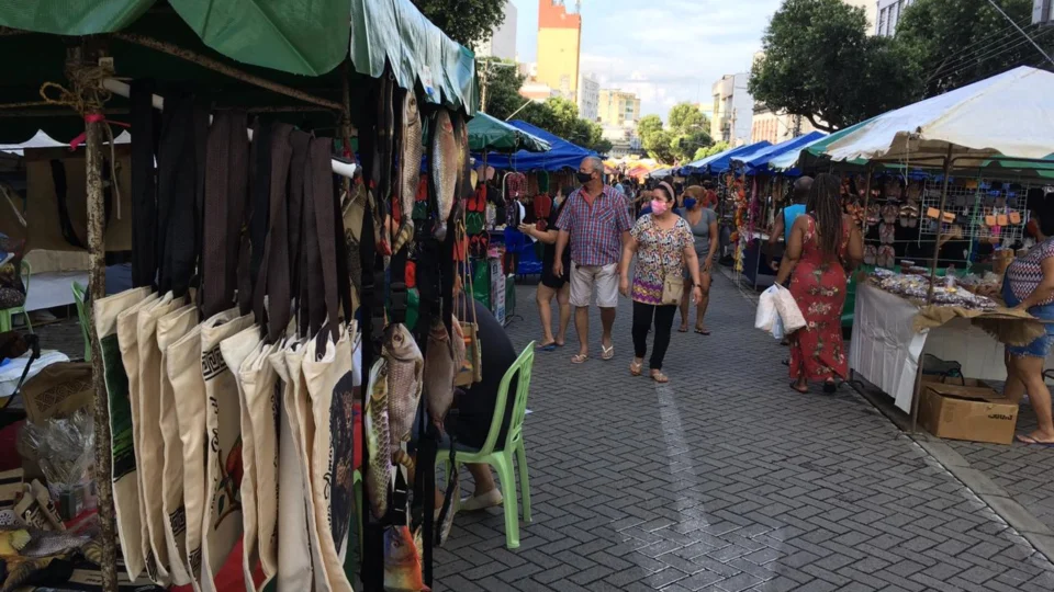 Após quase 3 meses suspensa, permissionários comemoram retorno da Feira de artesanato da Eduardo Ribeiro