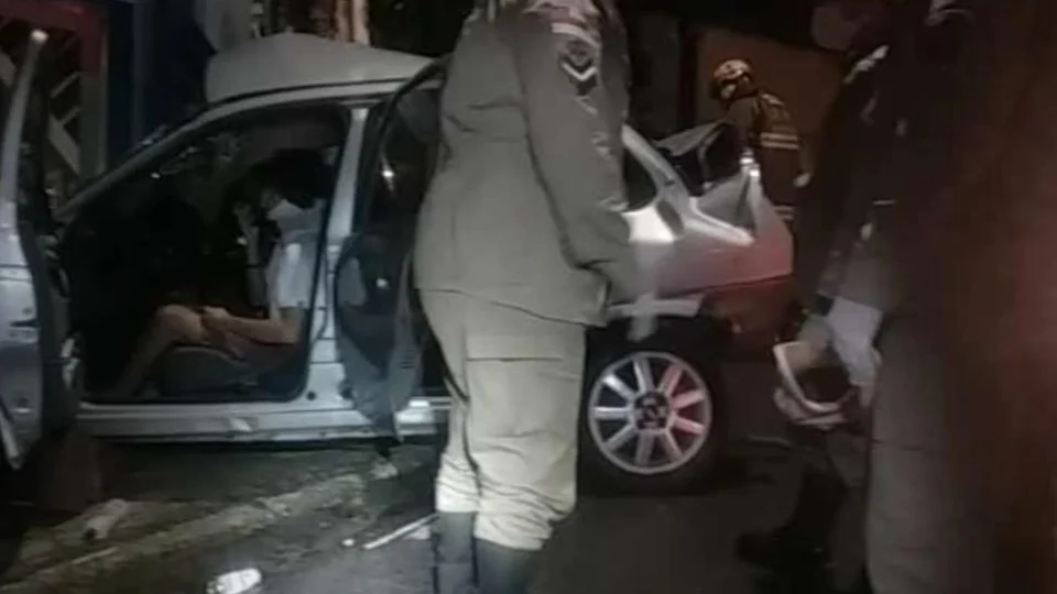 Casal fica ferido em acidente de trânsito na zona Centro-Sul; mulher ficou presa às ferragens