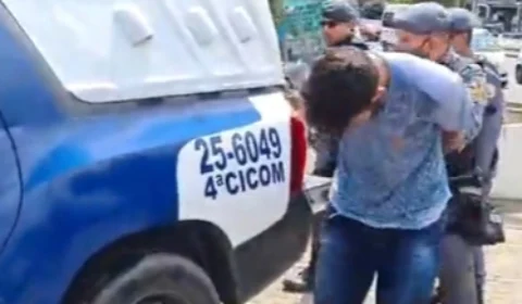 Durante prisão de suposto traficante, familiares tentam agredir PMs para retirar suspeito de dentro da viatura