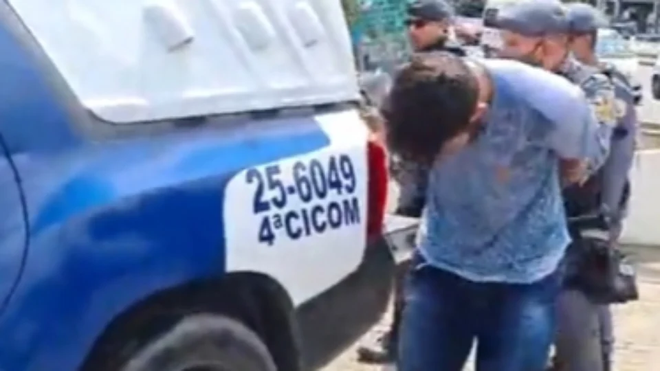 Durante prisão de suposto traficante, familiares tentam agredir PMs para retirar suspeito de dentro da viatura