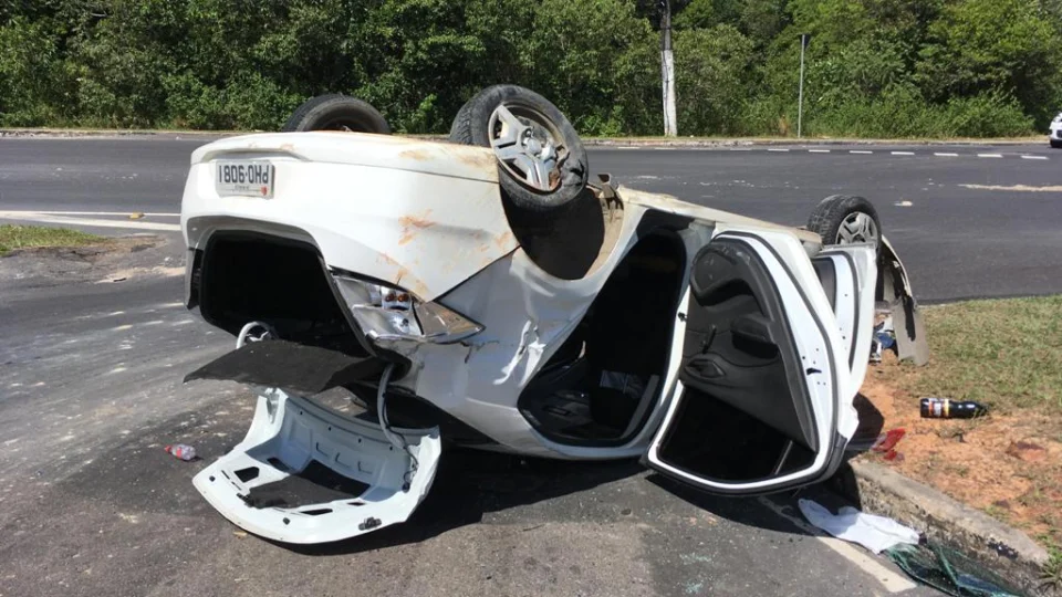 Motorista capota carro em grave acidente na Avenida do Turismo