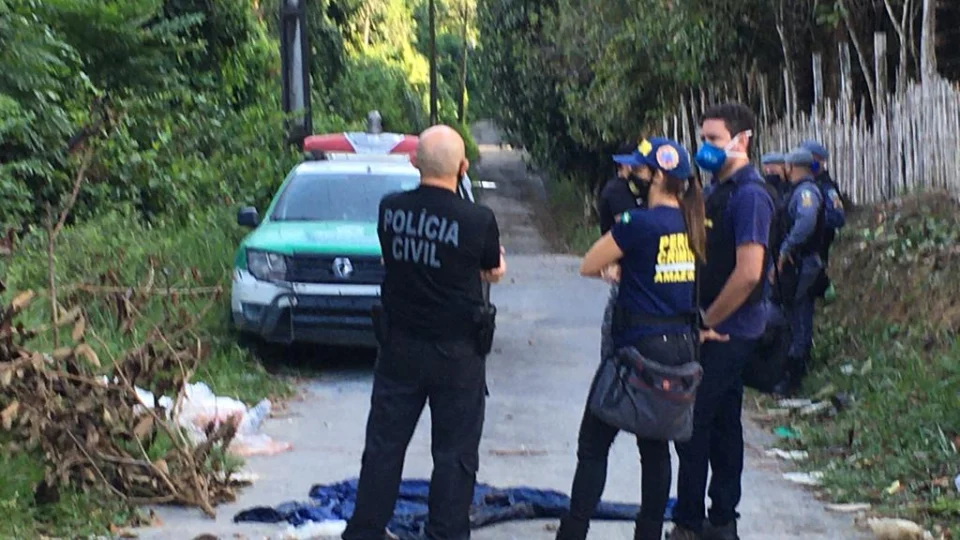 Corpo de homem degolado e enrolado em plástico é encontrado em ramal na zona Leste
