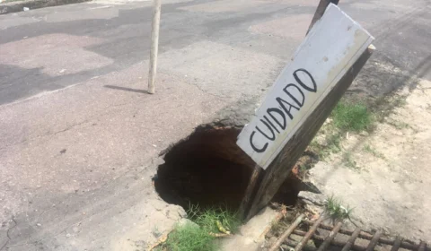 Moradores denunciam cratera onde fica galeria em rua do bairro São Jorge