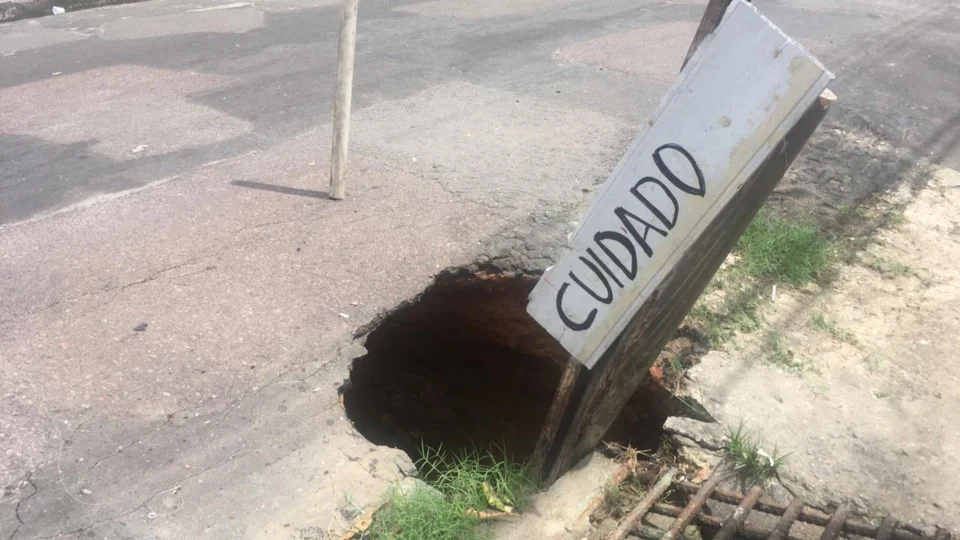 Moradores denunciam cratera onde fica galeria em rua do bairro São Jorge