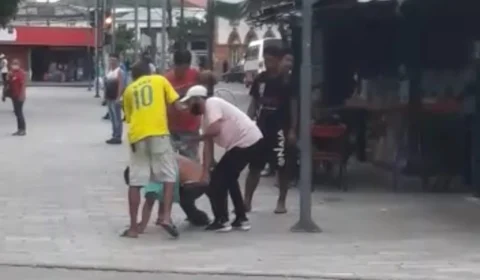 Vídeo mostra suposto assaltante sendo espancado no Centro de Manaus