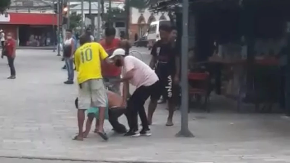 Vídeo mostra suposto assaltante sendo espancado no Centro de Manaus