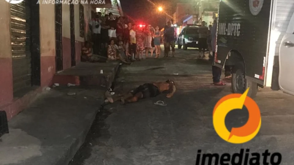 Homem é executado com tiros na cabeça, na frente de amigos, enquanto bebiam em calçada na Compensa 3