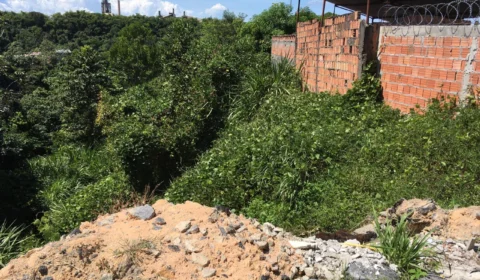Erosão de barranco ameaça vida de moradores em comunidade na zona Leste