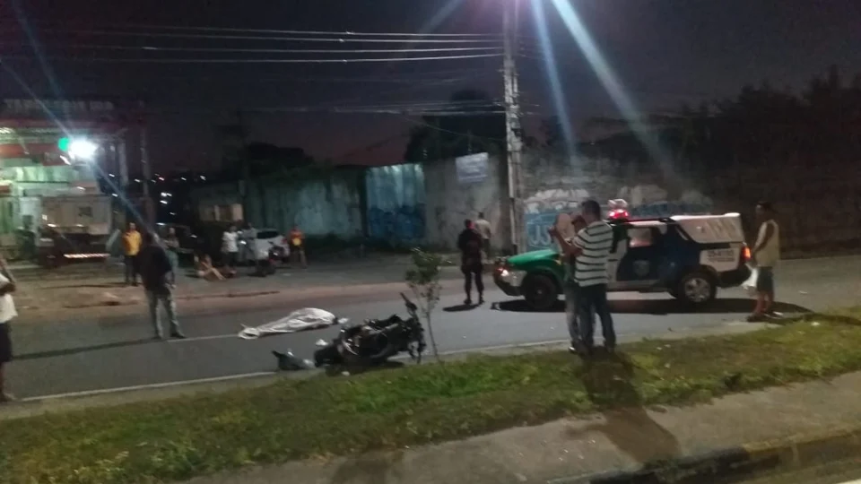 Mulher morre atropelada por moto em alta velocidade ao tentar atravessar avenida na zona Norte
