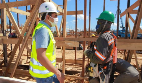 Obra de escola de tempo integral em área desocupada no Monte Horebe gera emprego e renda para a comunidade