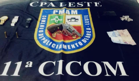 Em atitude suspeita, dupla é presa com arma e munições no bairro Coroado 3