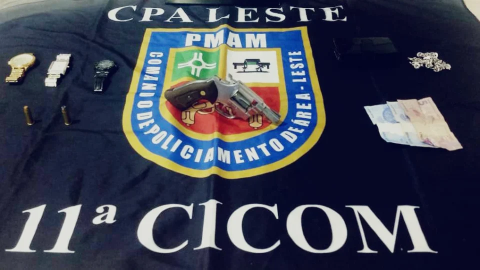 Em atitude suspeita, dupla é presa com arma e munições no bairro Coroado 3