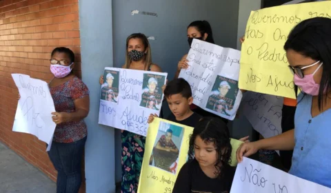 Familiares de adolescente desaparecido há 30 dias fazem protesto na Delegacia de Homicídios