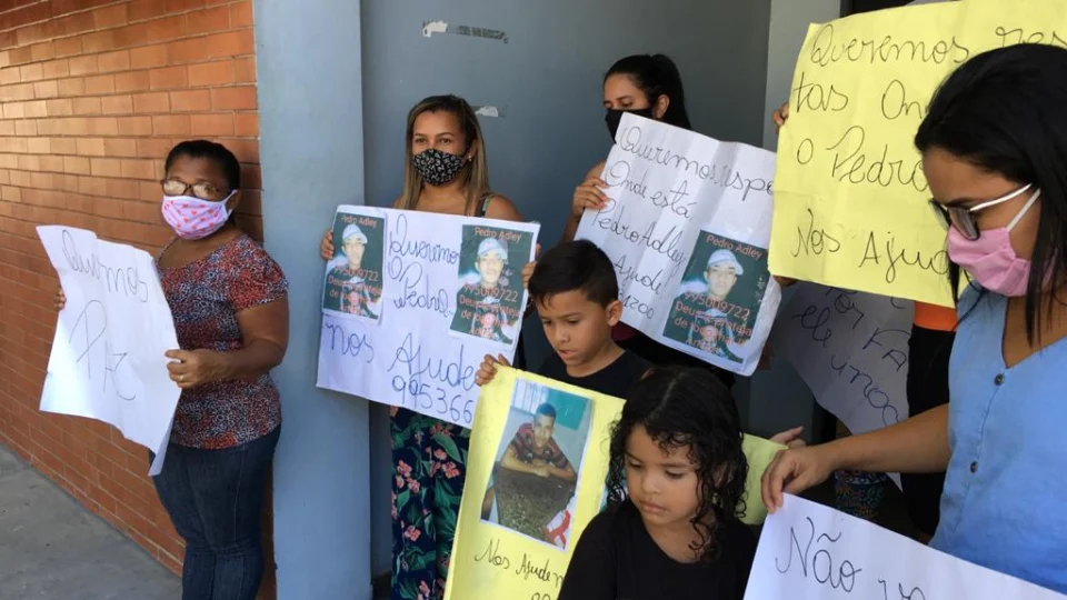 Familiares de adolescente desaparecido há 30 dias fazem protesto na Delegacia de Homicídios