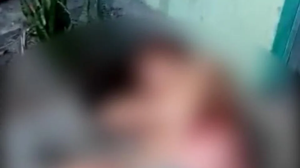 Esfaqueada, mulher é encontrada seminua e agonizando em ramal do Tarumã