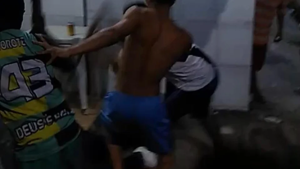 Vídeo mostra o momento em que assaltante é morto a pauladas no Lírio do Vale
