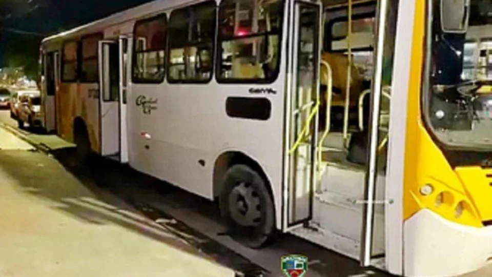 Bandido armado com faca realiza assalto a ônibus da linha 651