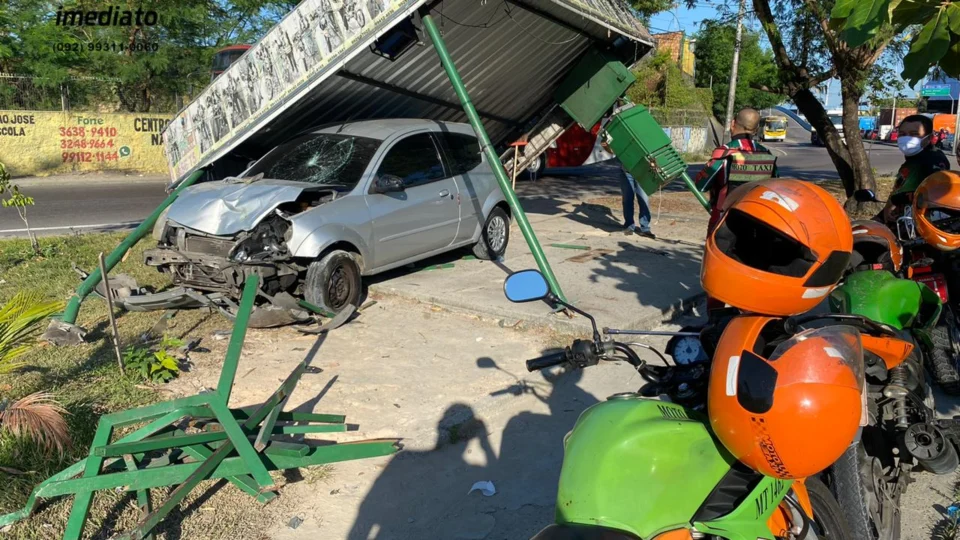 Motorista bêbado invade ponto de mototaxistas com carro desgovernado e deixa trabalhador ferido