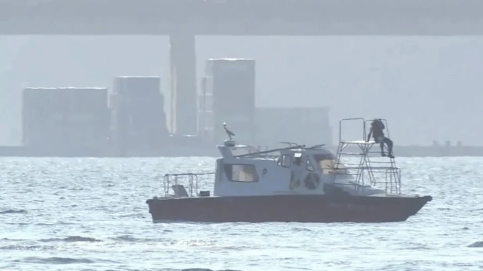 Helicóptero que caiu na Baía de Guanabara fazia voo de instrução; professor e aluno sobreviveram, hoje (6)