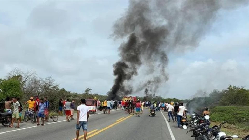 Vídeo mostra explosão de caminhão com combustível que matou 11 e deixou outra 50 feridos, na Colômbia