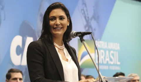 “Imbrochável” e “incomível”, afirma Michelle Bolsonaro sobre o marido
