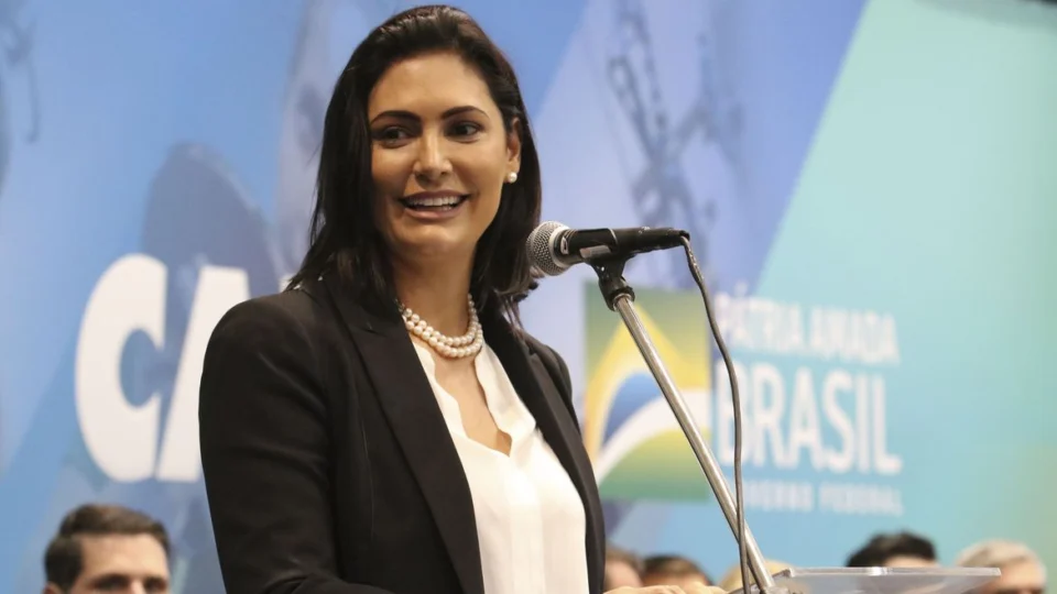 “Imbrochável” e “incomível”, afirma Michelle Bolsonaro sobre o marido