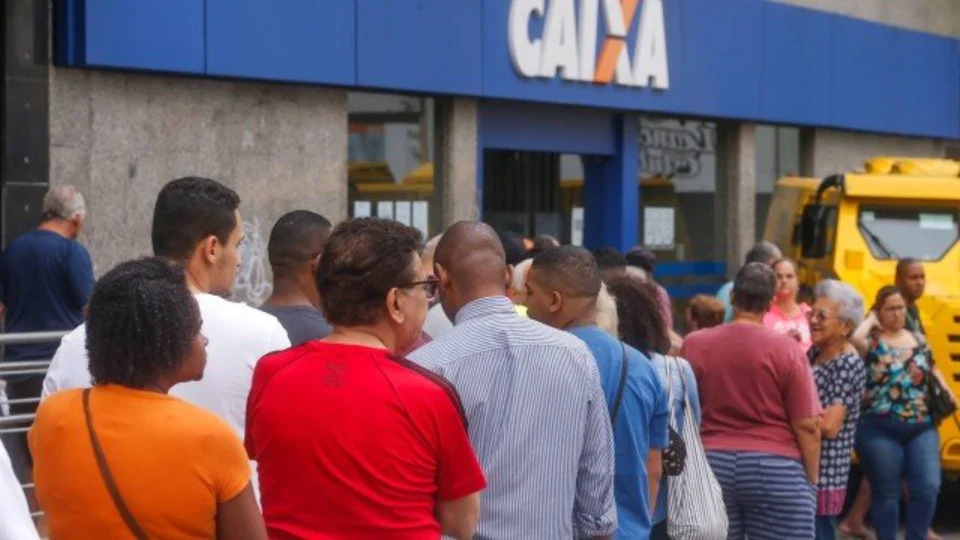 Caixa abre 770 agências amanhã para pagar auxílio emergencial e FGTS