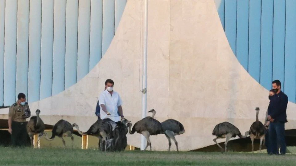 Infectado com coronavírus, Bolsonaro passa a maior parte do dia isolado em quarto do Palácio da Alvorada