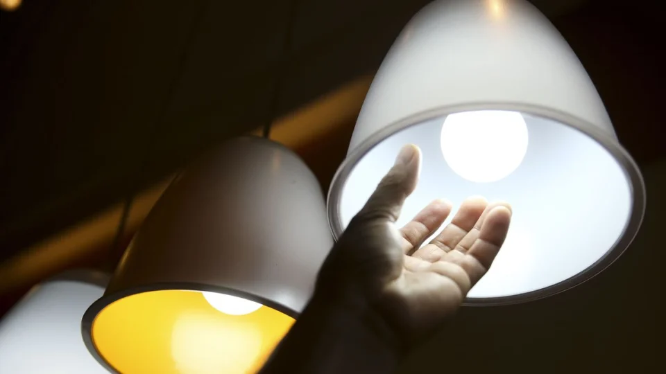 Tá achando a luz cara? Prepare o bolso! Energia elétrica ficará mais cara no AM, a partir de novembro