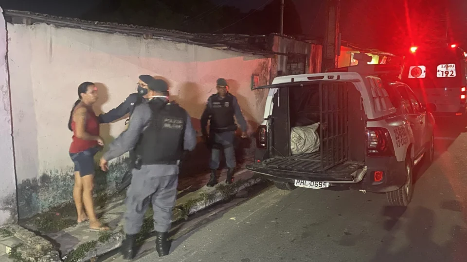 Casal de lésbicas vai parar na delegacia após briga por ciúmes