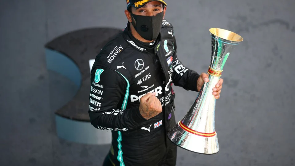 Hamilton vence com sobra GP da Espanha e quebra mais um recorde na F1