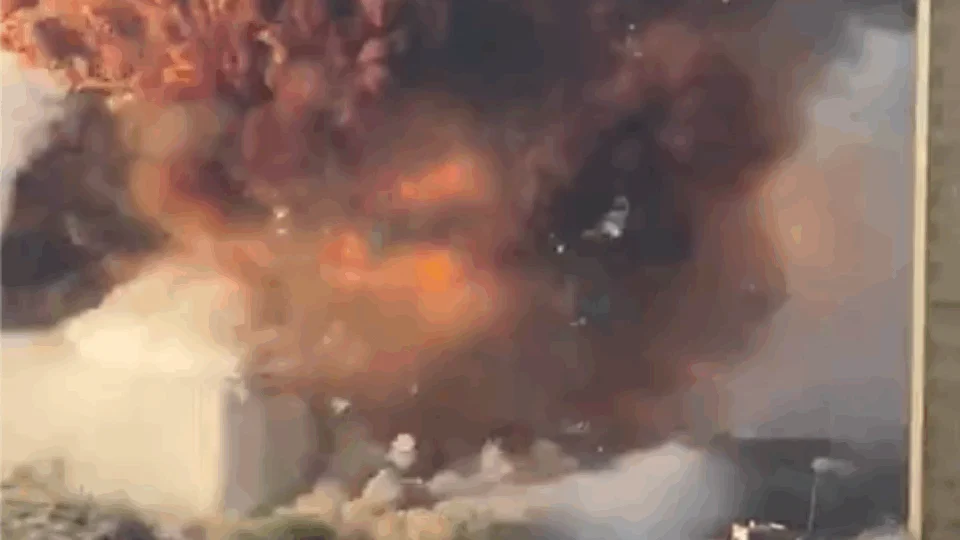 Explosão deixa Beirute, capital do Líbano, com cenas de guerra; veja vídeos