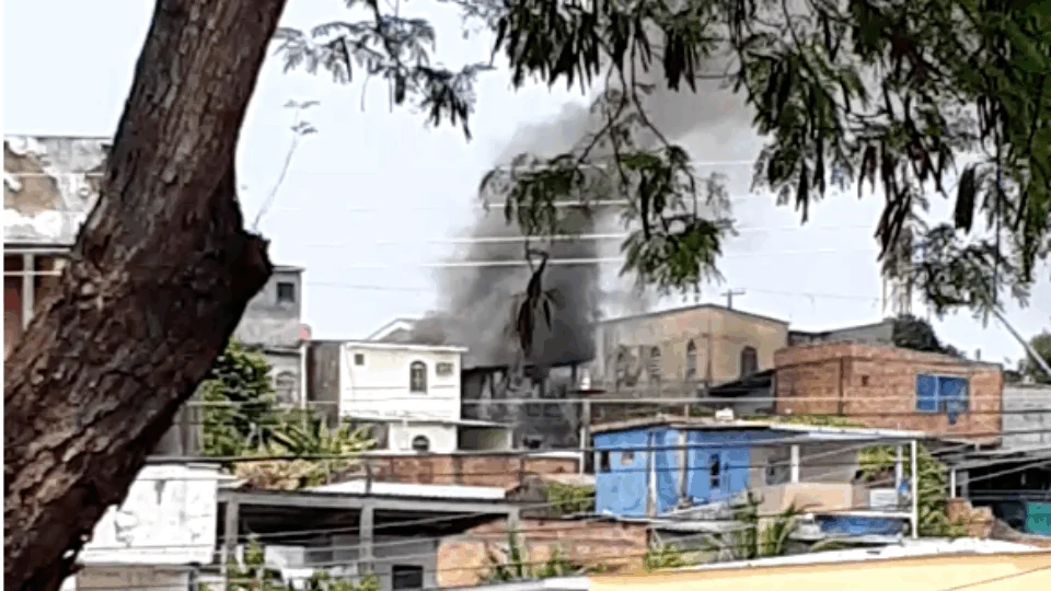 Incêndio atinge casa no bairro Santo Antônio; veja vídeos